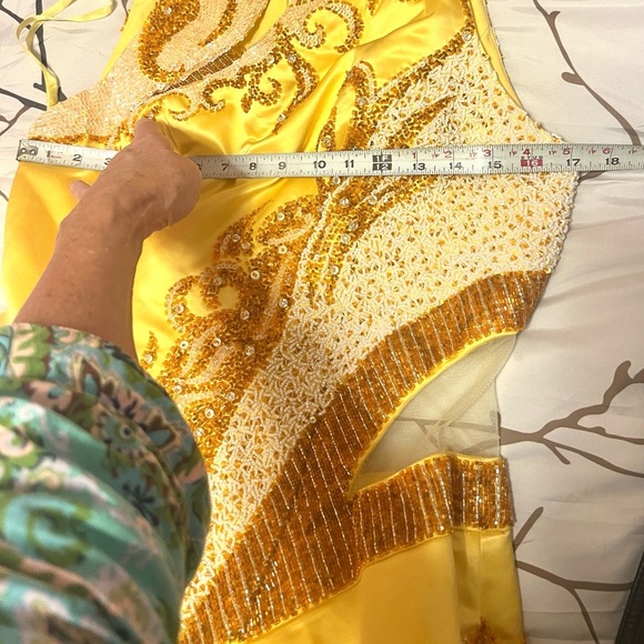 Couture NG Fashion,STUNNING!|
Yellow/Gold Sequins,Excellent Condition ,Size 6 - Picture 13 of 15